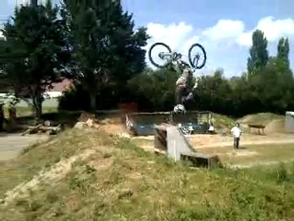 Comment foutre en l'air la roue arrière du vélo d'un pote sur un backflip ^^'