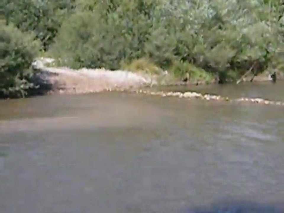 john !!une moto ca va sur le terrain pas sur l eau^^