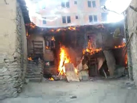 Evlerinin yanışını izlediler