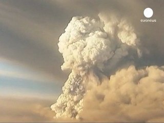 Une nouvelle éruption volcanique provoque la fermeture...
