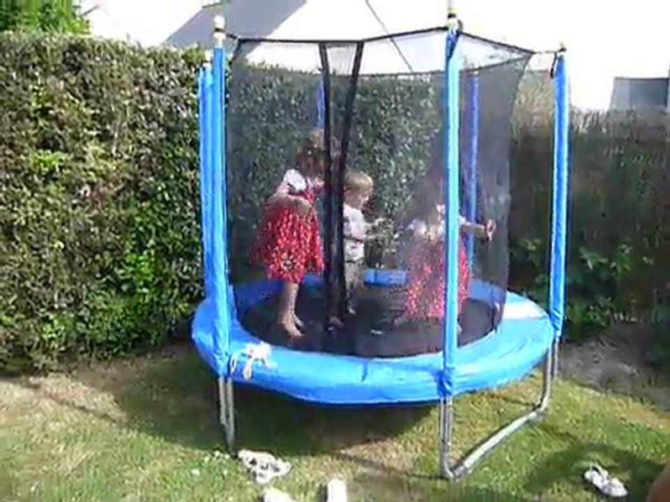 Le trampoline c'est encore mieux avec les cousines