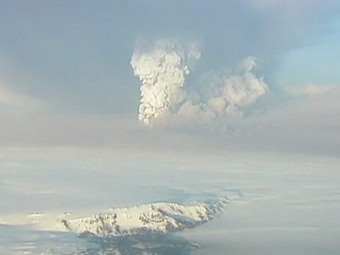 L'éruption du volcan est impressionnante, comme le montrent ces images