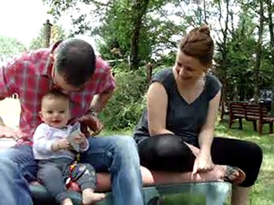 110522  Papa fait rire Laura en faisant le chien ....