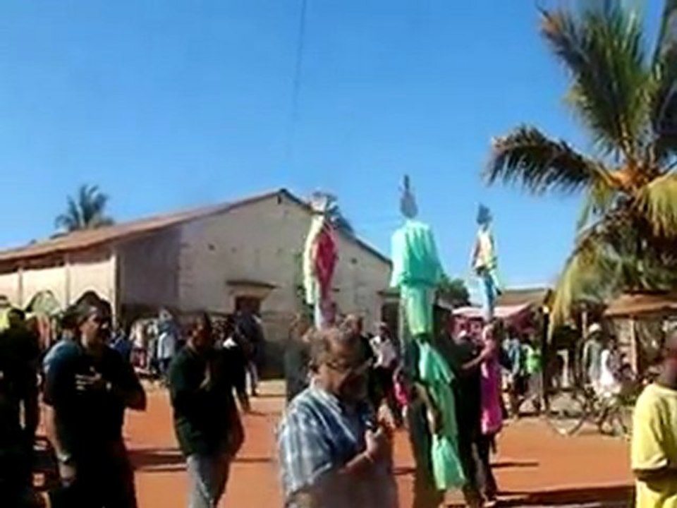 MADAGASCAR.Procession flagellants cimetiére 1. YA HOUSSEN.