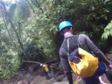 marche entre les cascades en canyoning