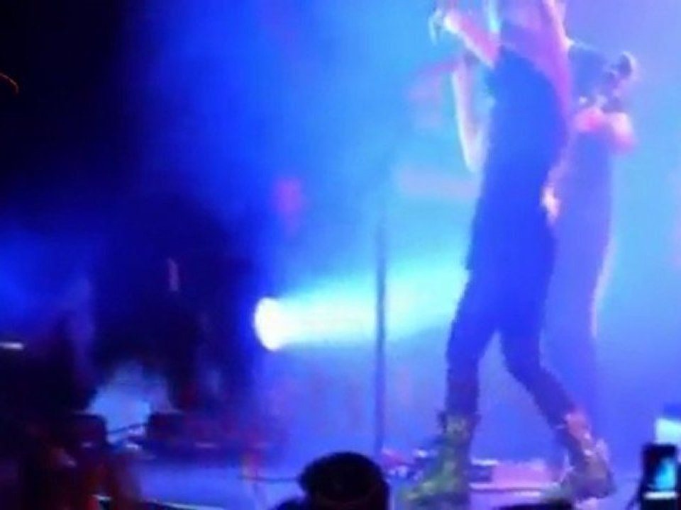 Avril Lavigne - Complicated @ Singapore 09.05.2011 [HQ] (by 6ustucN)