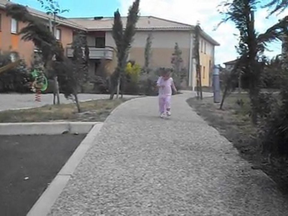 vidéo très courte :elle court vite maintenant!