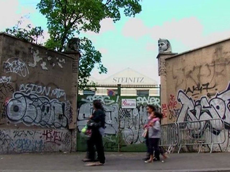une autre porte d'usine en hommage à Hervé Leroux