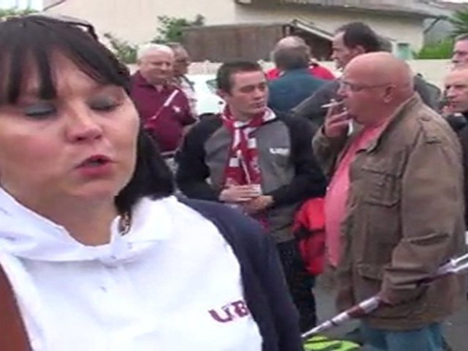 Elodie qui répond aux questions du journaliste de TV7.