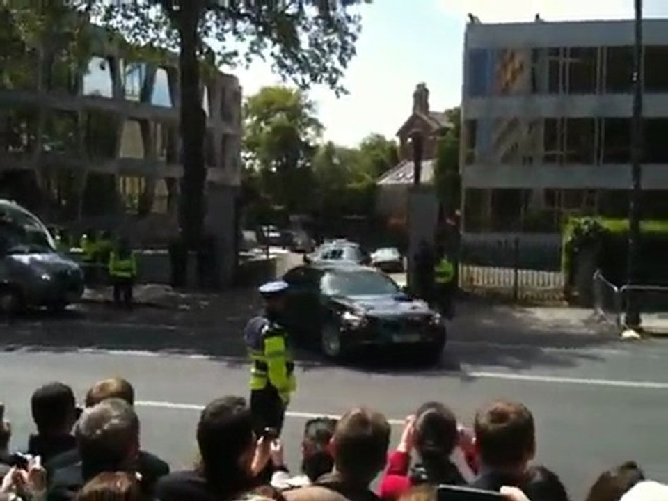 Obama's tank gets stuck at Dublin Embassy 05/23/11