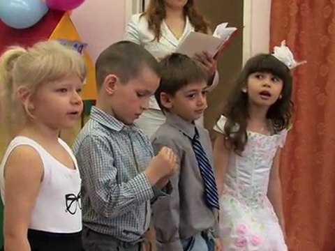 Старшая группа поздравляет выпускников в детском саду №5 Москва
