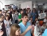 Asistan doktorlar hastane içinde eylem yaptı, hastalar tepki gösterdi