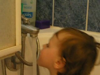 ninette boit au bain