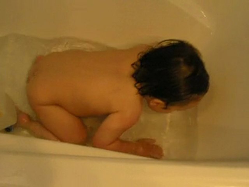 Romane fait des bulles dans le bain