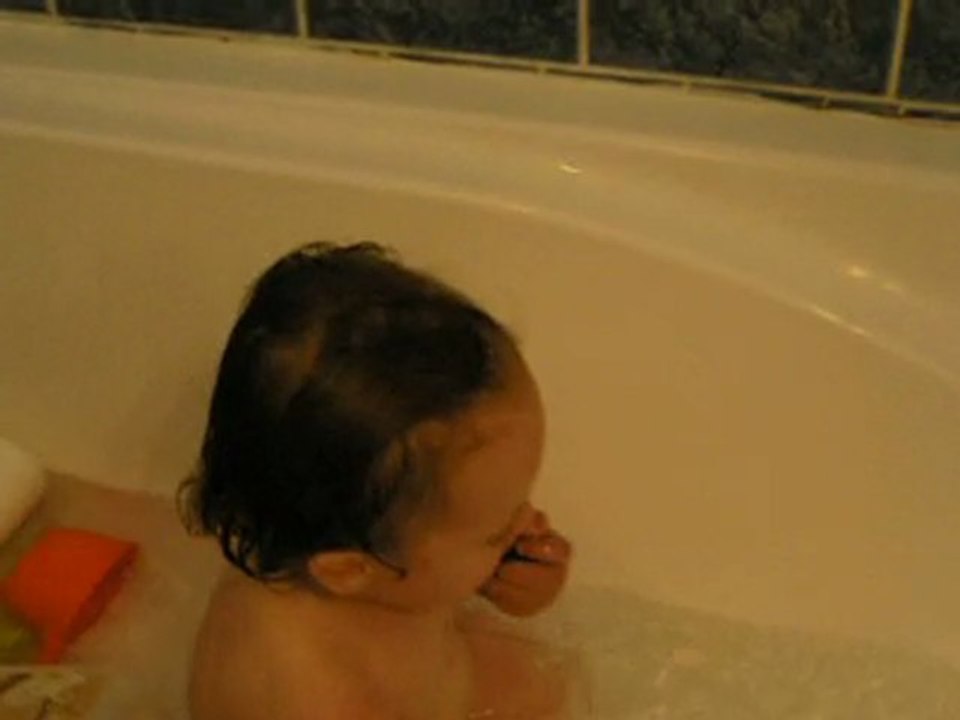 Romane fait des bulles dans le bain 2