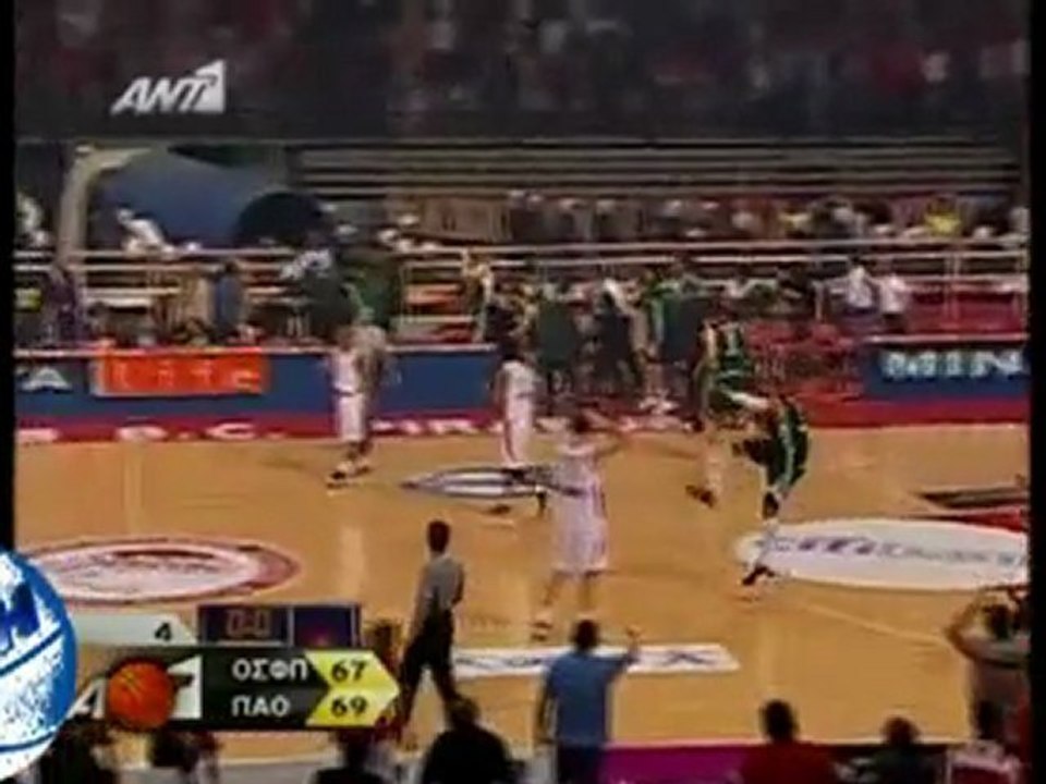 O Zavlanos den vlepei to katharo foul