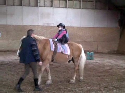Séance de voltige et d'équitation adaptée avec la petite Laurie 3/6