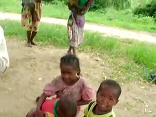 MADAGASCAR. Enfants qui dansent.Isalo.