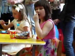 Детишки сначало грустят а потом веселятся в детском саду № 2563