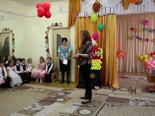 Инструктор по плаванию вручает диломы в детском саду 2563