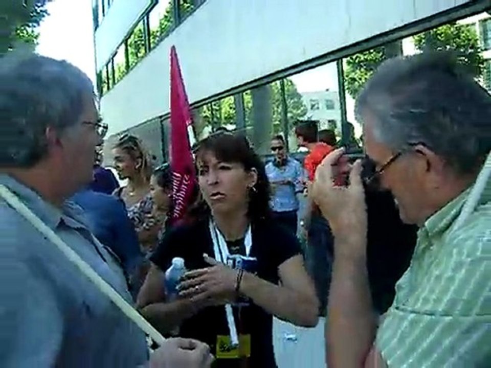 Débrayage Free Bordeaux   24 05 2011   " L'argent dont les salariés ne voient pas la couleur " 15€ d'augmentation contre 313 M€ de bénéfices cherchez l'erreur..