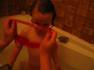 0604 adele a des lunettes