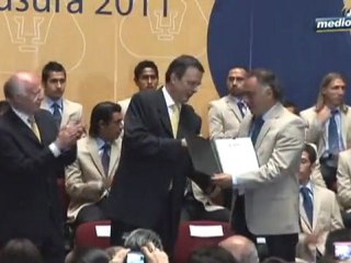 Medio Tiempo.com - Entrega Marcelo Ebrard reconocimiento al campeón Pumas, 23 de Mayo del 2011