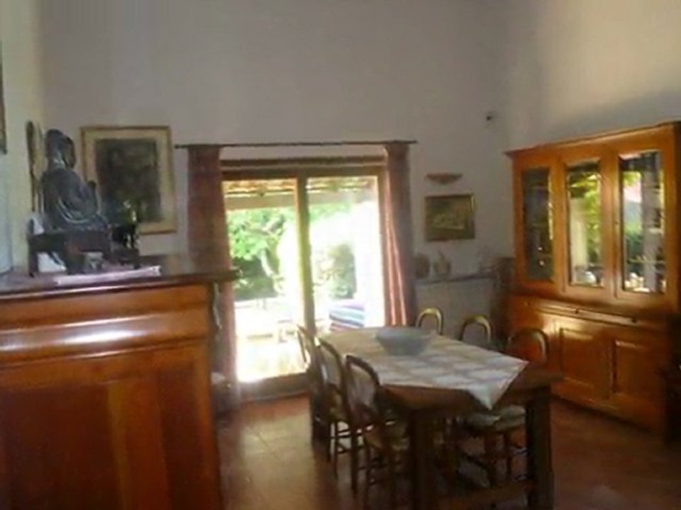 Villa T6 de 140m2 sur 750m2 de terrain arboré avec piscine.