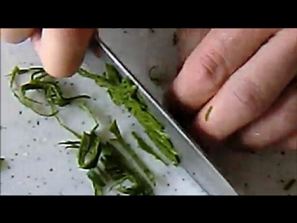 Comment ciseler les feuilles (basilic, épinards, oseille...) ? - Vidéo ...
