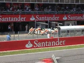 Arret au stand d'Adrian Sutil au GP d' Espagne 2011