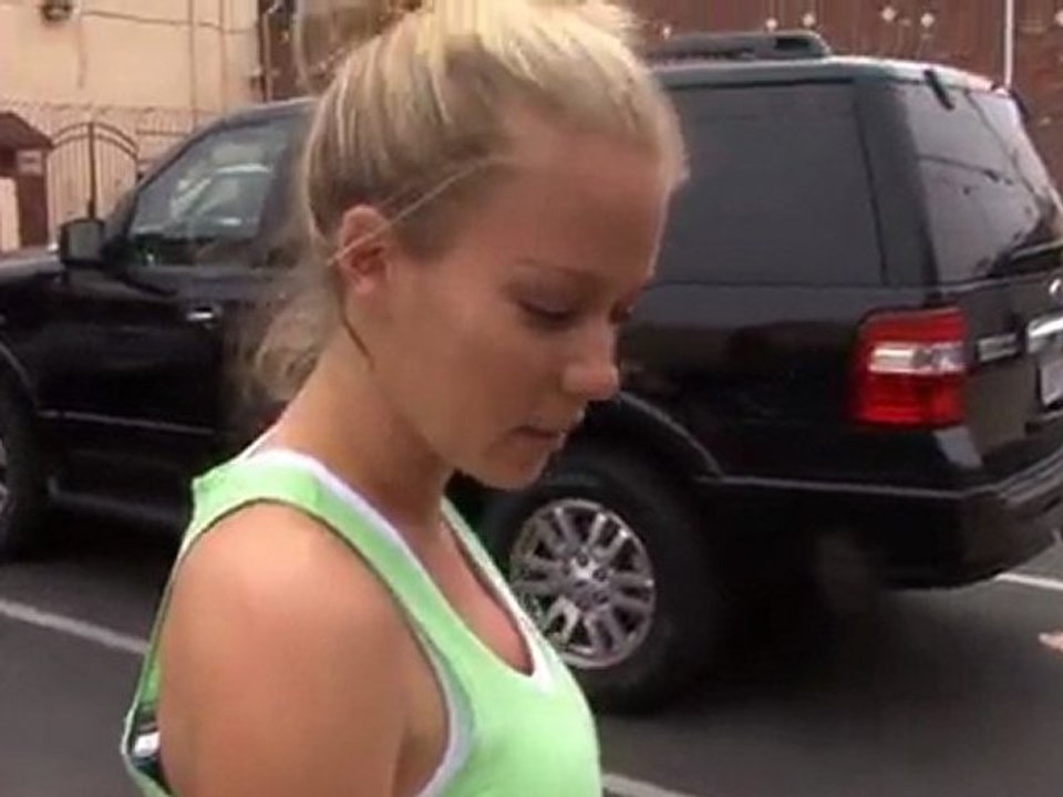 Kendra Wilkinson Dances to a Size Zero