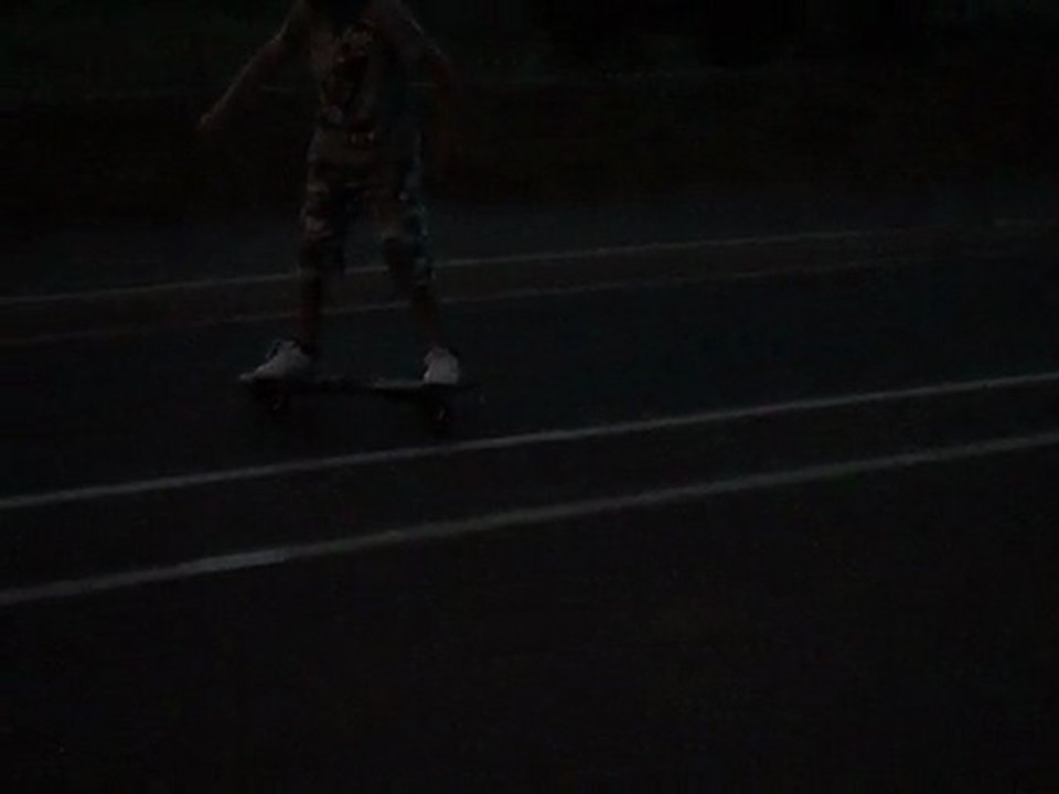 vivianchasseur qui fait du skate a 2 roue
