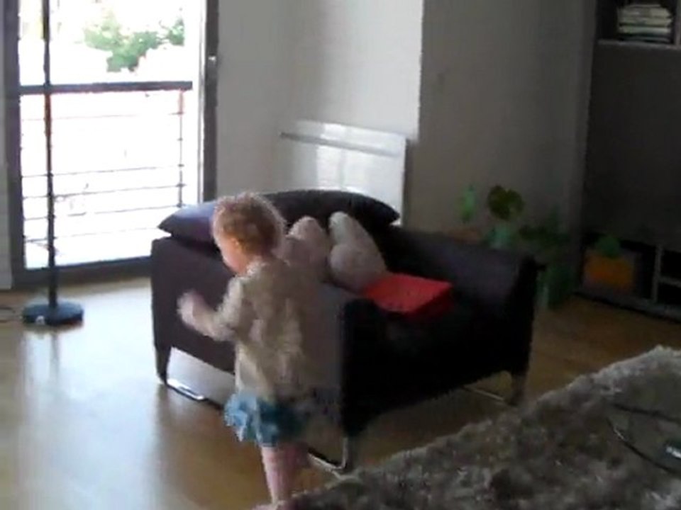 Clotilde fait le tour de sa maison