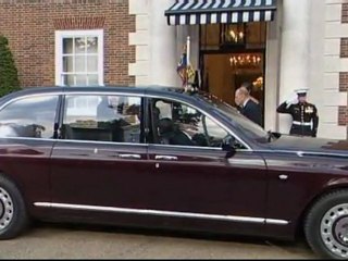 Barack Obama hosts dinner for the Queen