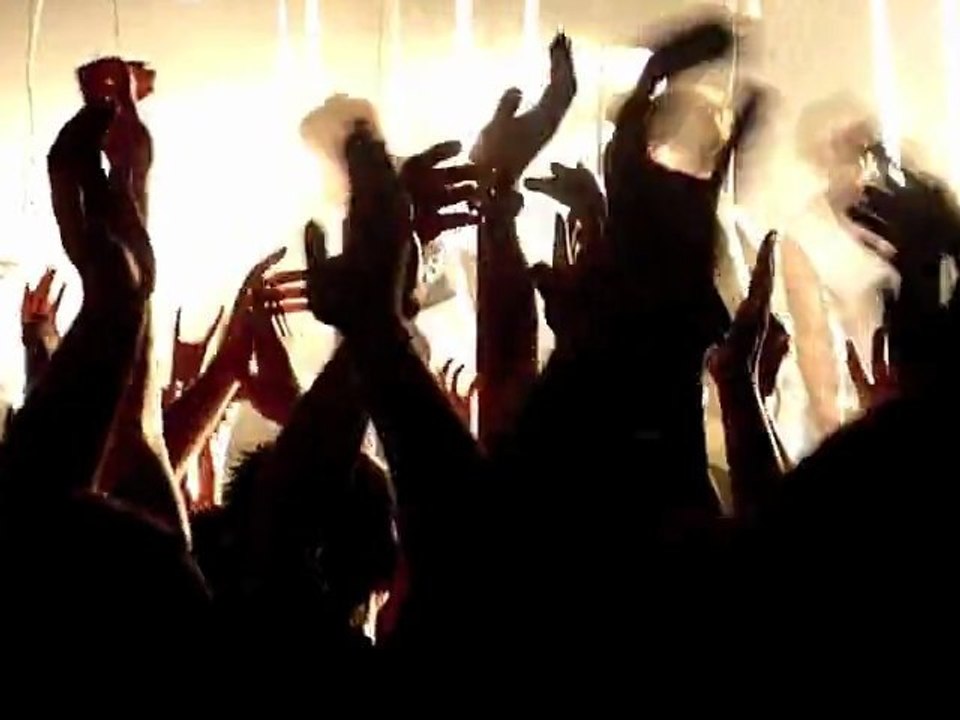 Queens of the Stone Age - No One Knows - Live