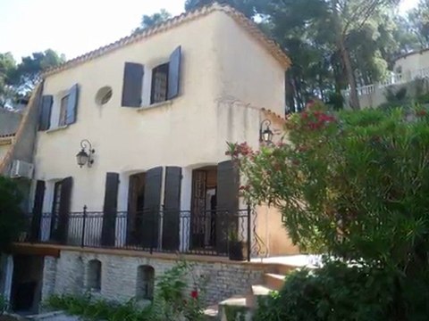 Villa 13011 Les Escourtines T4 de 127 m2 sur 709m2 de terrain avec piscine et jardin arboré.