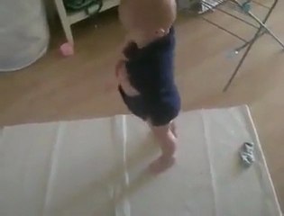 namaz kılan çocuk