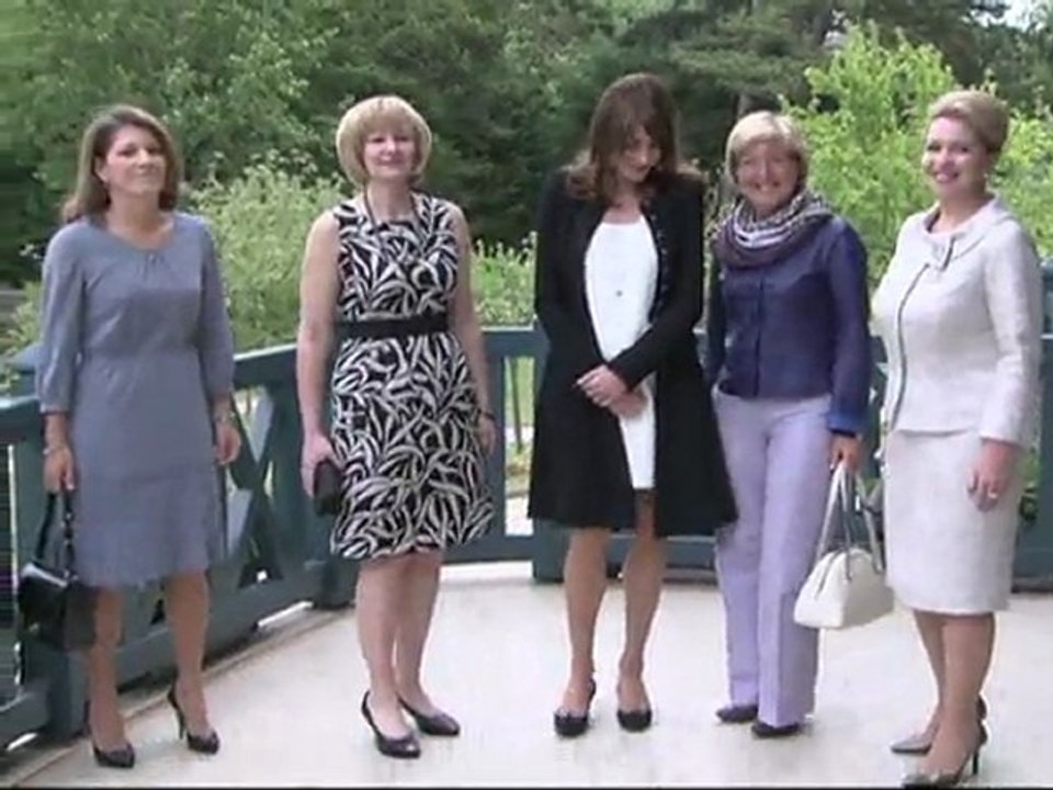 Pregnant Carla Bruni welcomes G8 wives