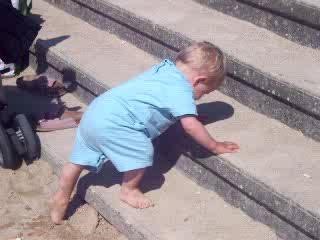 lucas qui fait du 4 pattes
