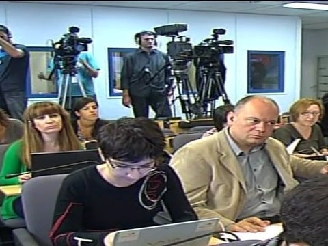 Chacón se apea de las primarias