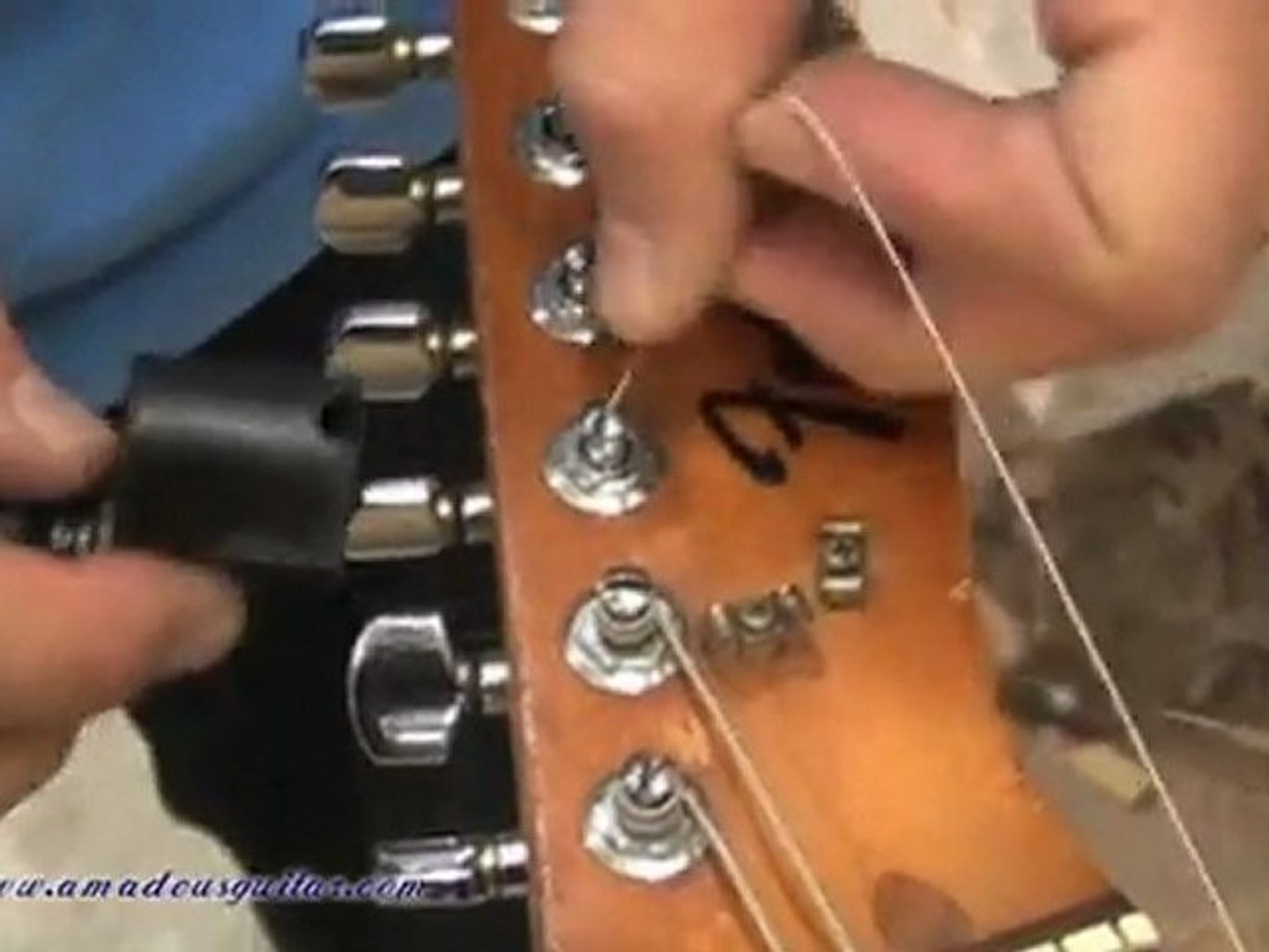 Changer ses cordes: guitare avec mécaniques à fentes - Vidéo