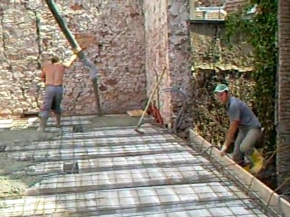 Coulage de béton pour la dalle du premier étage.