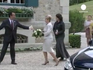 Carla Bruni-Sarkozy recibe a las esposas de los líderes...