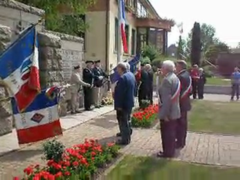 Dépôt de gerbe au Monument de la 1ère DFL à Obenheim mai 2011