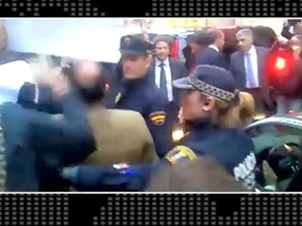 TV3 - Telenotícies - Camps desafia uns manifestants que reclamaven TV3 a València