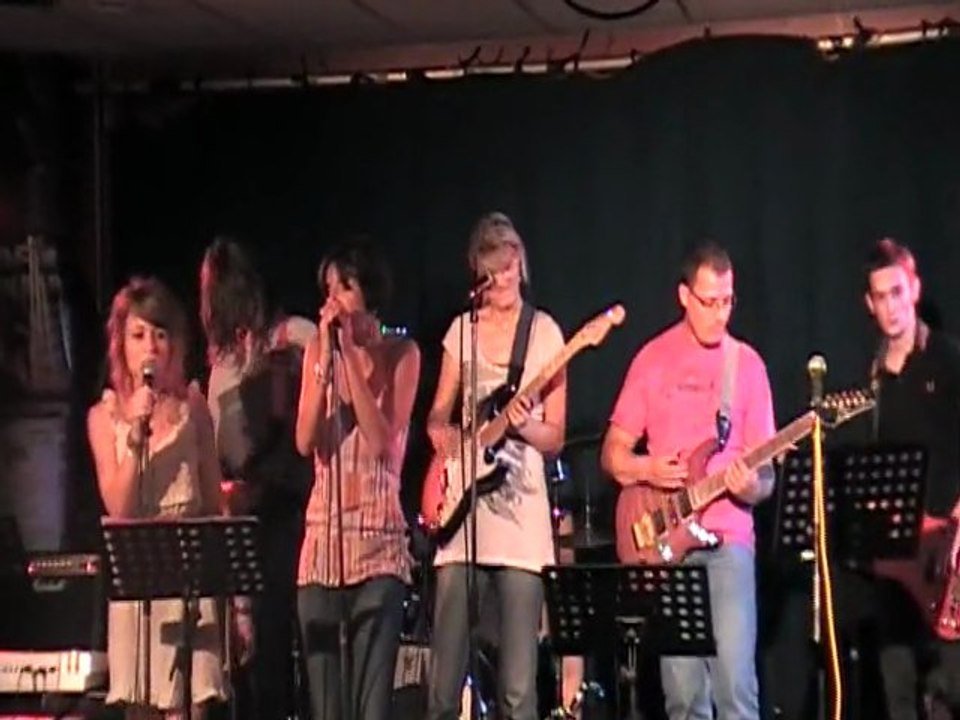 Charline graille chante  blind de  Izia  au regroupement de la rock school barbey en 2010_xvid