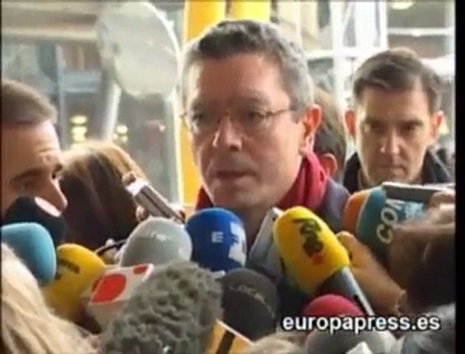 Los bomberos trabajan con cautela para rescatar el...