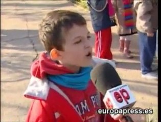 Los niños aprenden cómo se camuflan los animales en la...