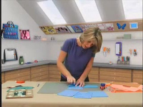 Utiliser une plaque de texture Fiskars - Tuto scrapbooking
