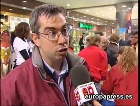 Save the Children reparte trozos de una galleta gigante
